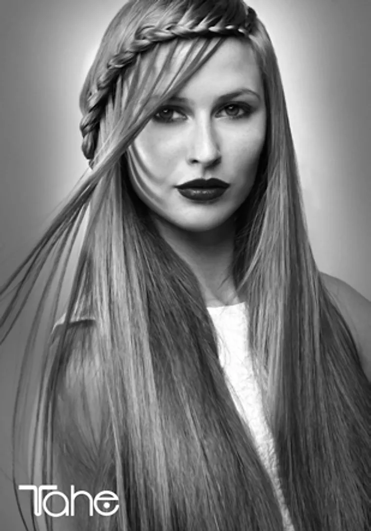 Melena larga con trenza lateral en blanco y negro